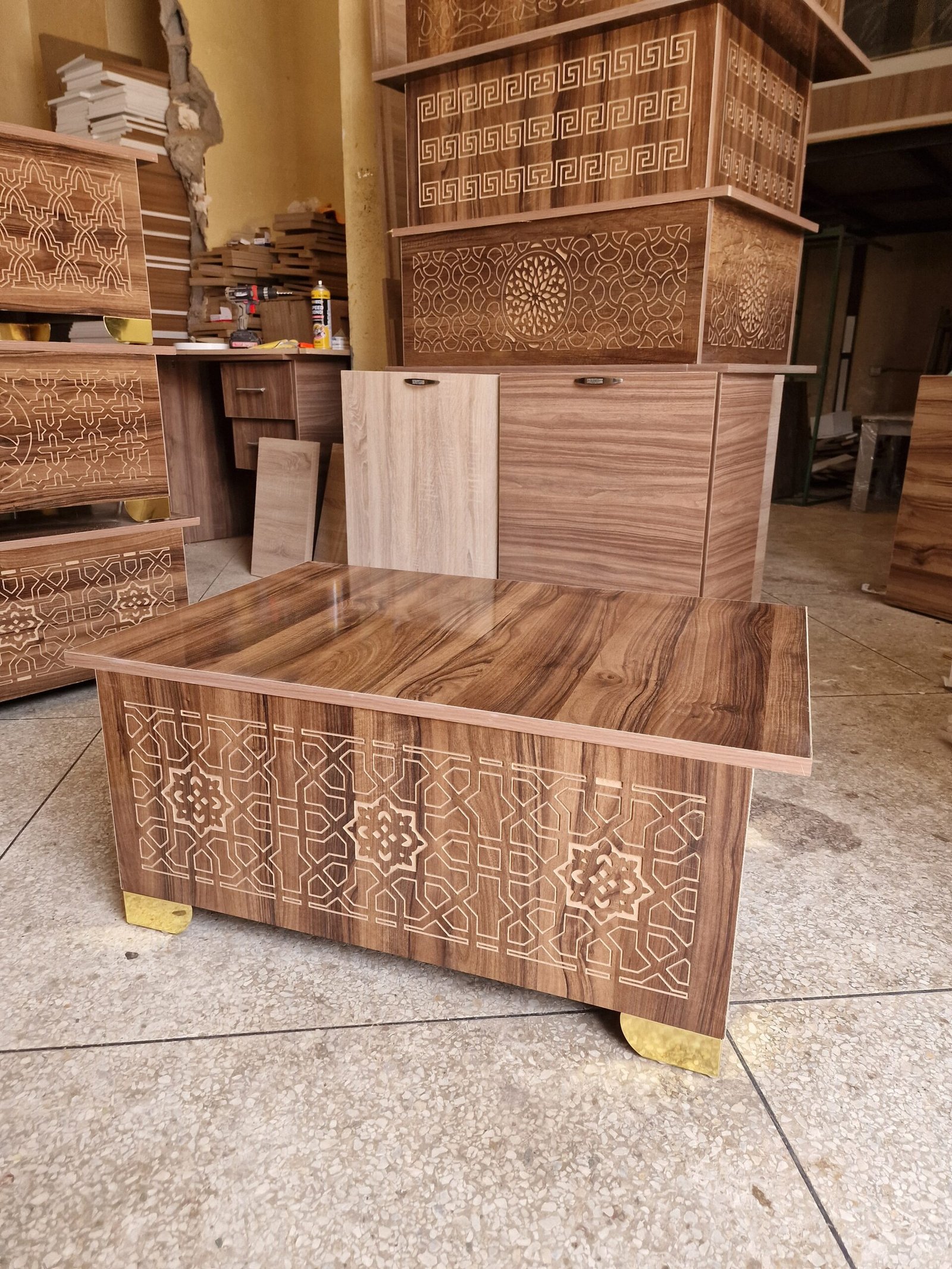 طاولة قهوة بتصميم تقليدي عصري