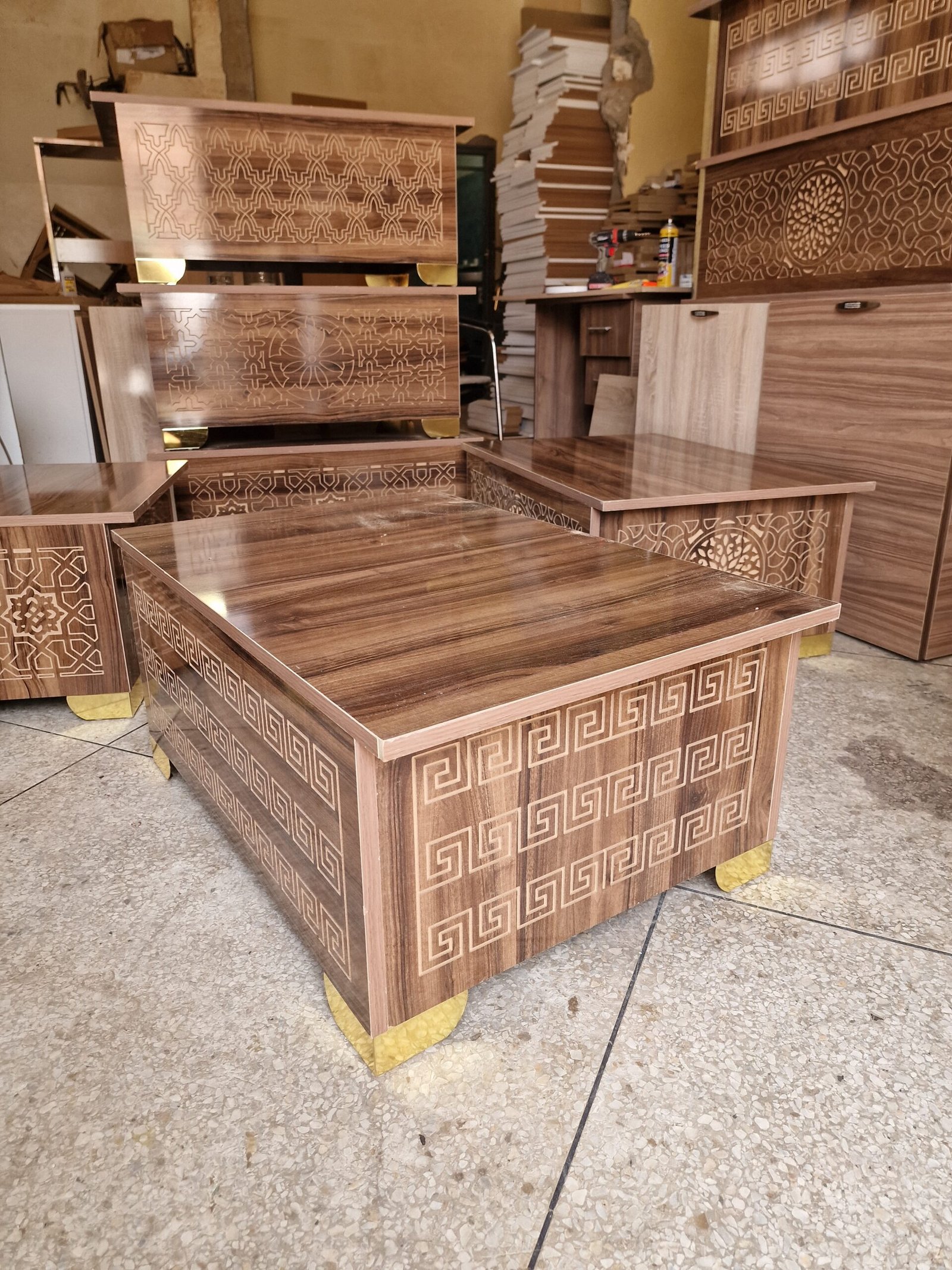 طاولة قهوة بتصميم تقليدي عصري