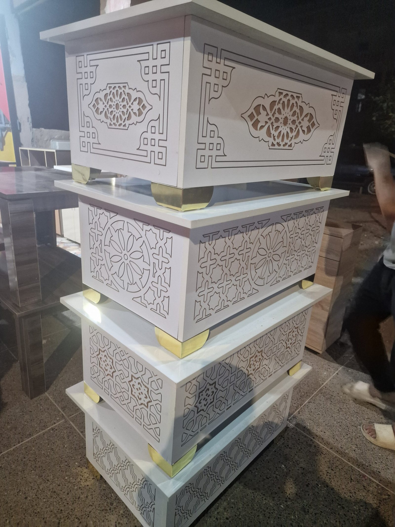 طاولة قهوة بتصميم تقليدي عصري