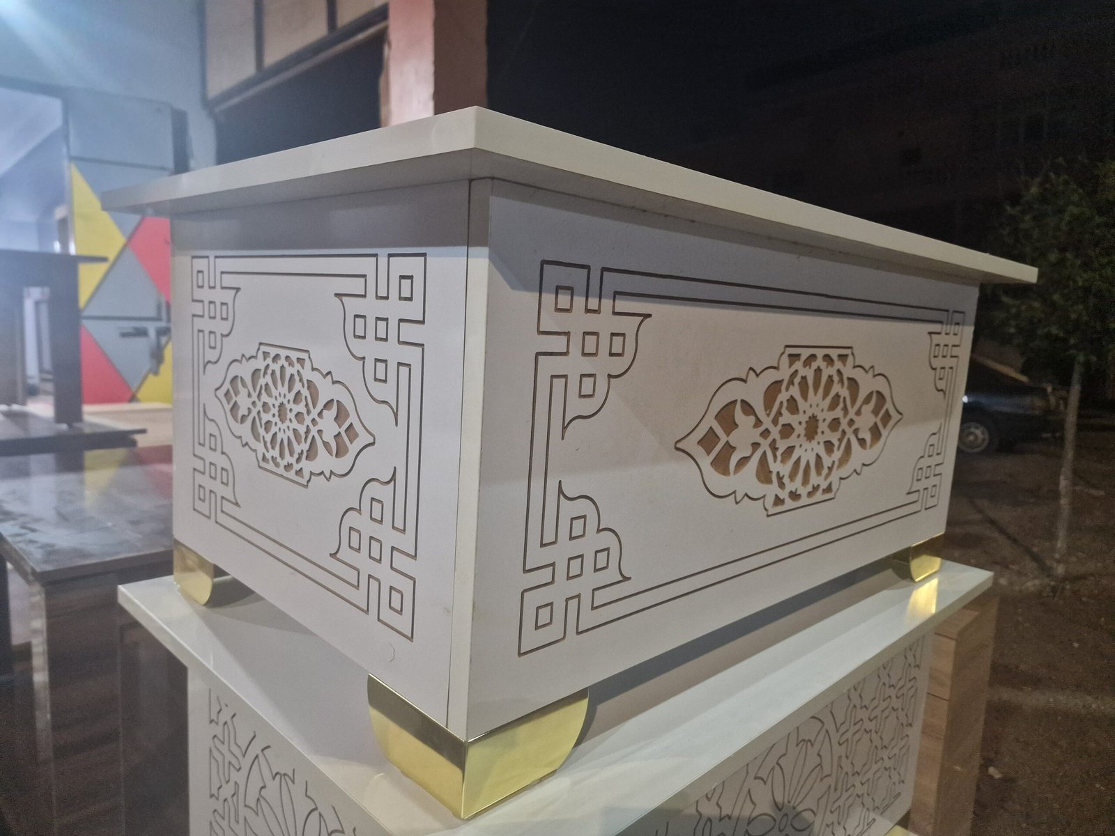 طاولة قهوة بتصميم تقليدي عصري