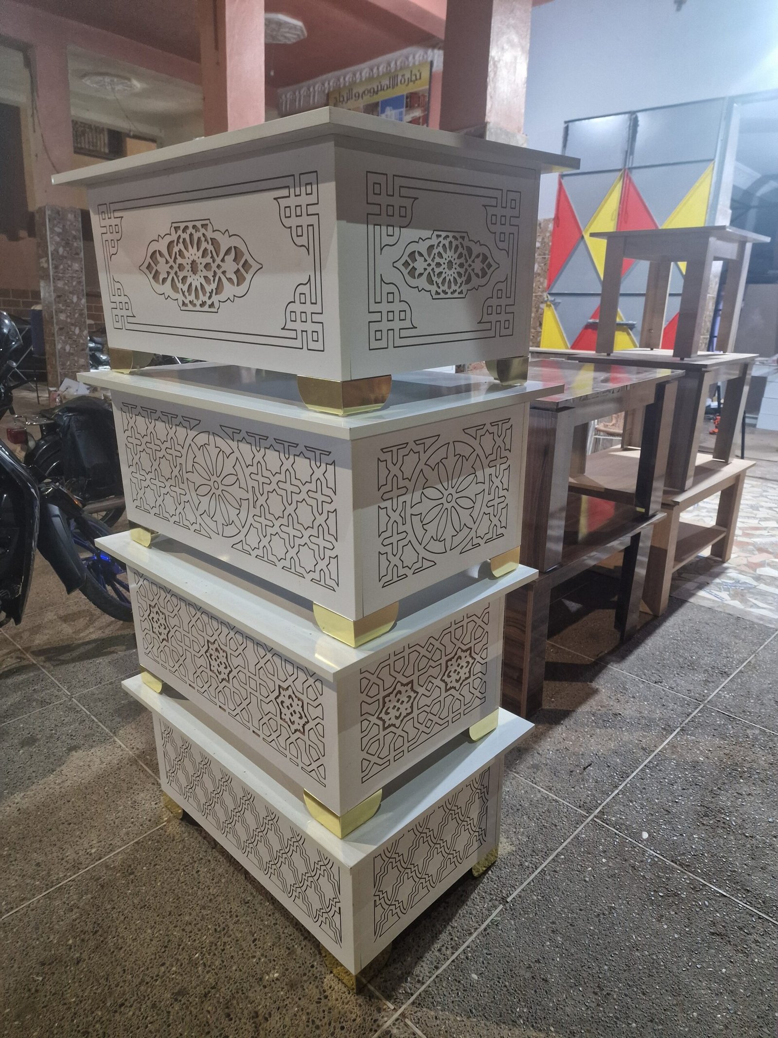 طاولة قهوة بتصميم تقليدي عصري