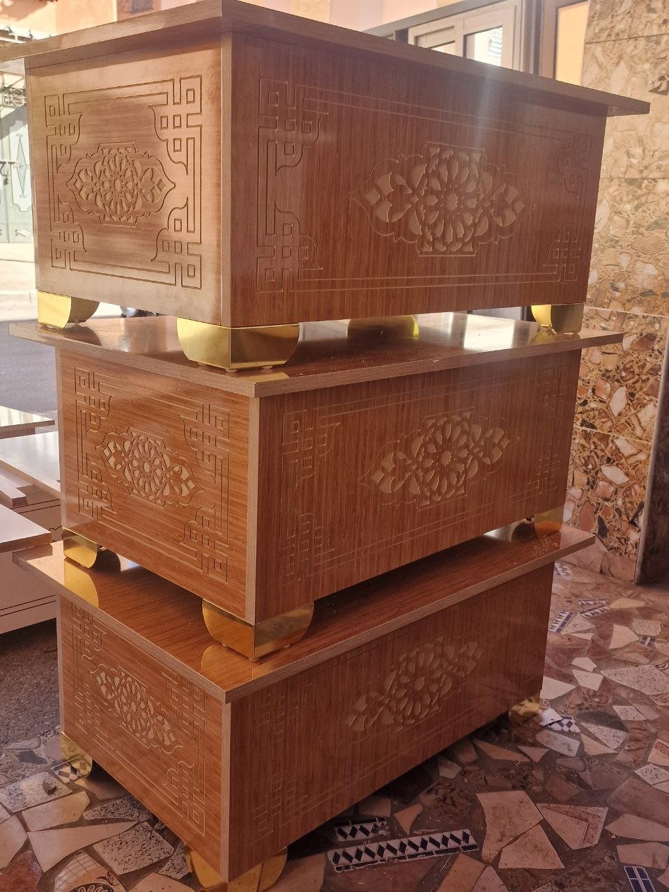 طاولة قهوة بتصميم تقليدي عصري